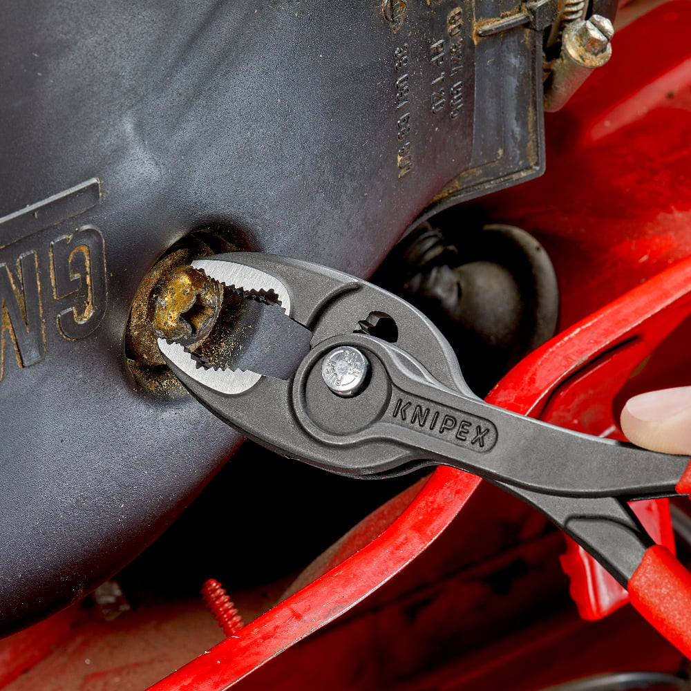 Close-up of KNIPEX TwinGrip's robust front jaw for gripping worn bolts and screws.